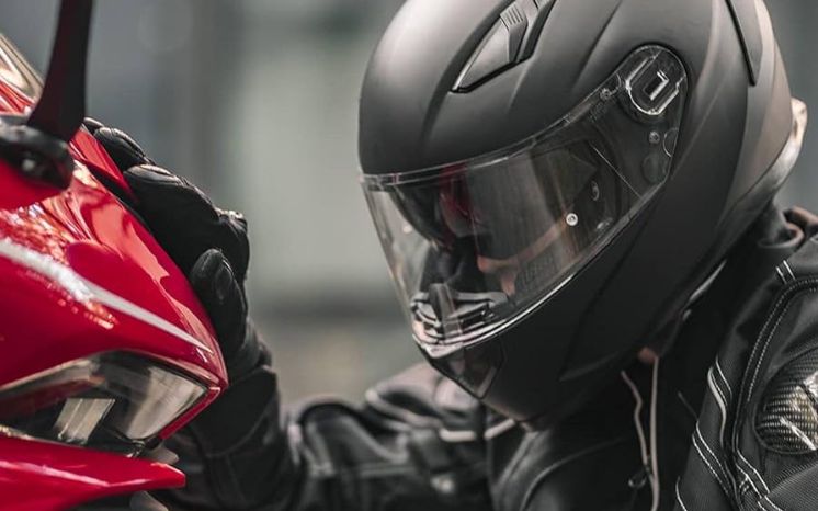 Pros and Cons to Listening to Music with Motorcycle Helmet